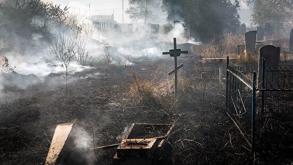 Кладбище на западной окраине Новоазовска после артиллерийского обстрела