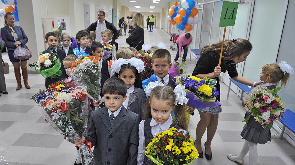 Праздник &amp;quot;День знаний&amp;quot;. Первоклассники в новой школе № 1392 в микрорайоне Новые Ватутинки