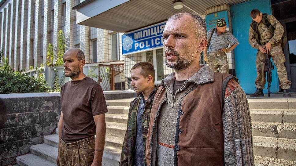 Через Старобешево каждый день продолжают выходить из окружения украинские военные (на фото), которых ловят и берут в плен 