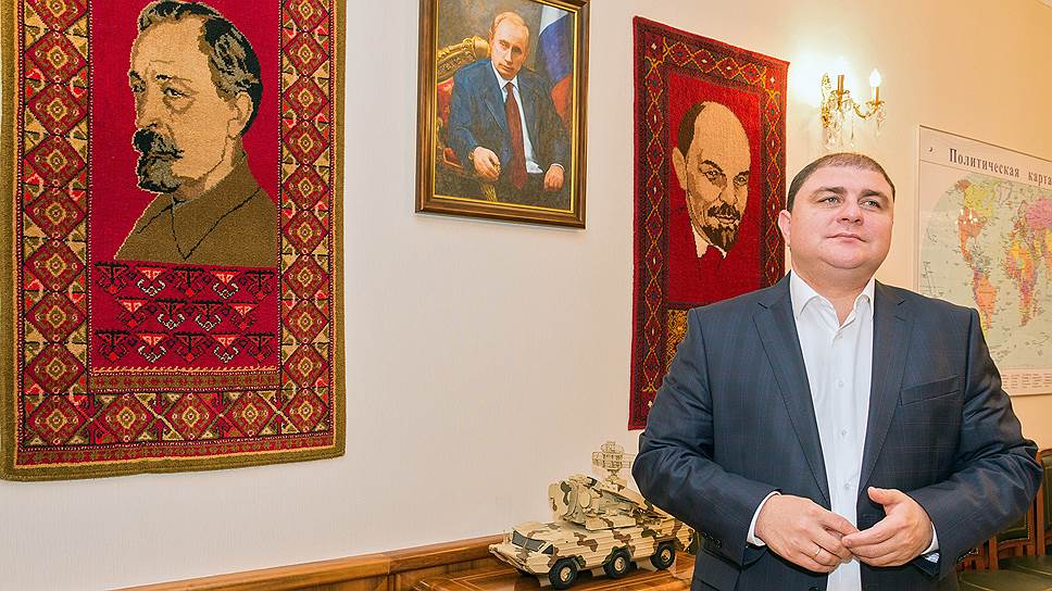 Вадим Потомский говорит, что Владимир Путин с портрета смотрит на него, а Ленин и Дзержинский — на посетителей 