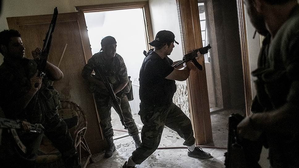 Военнослужащие сирийской правительственной армии во время боя в районе Барзе провинции Дамаск