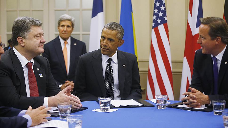 На полях саммита лидеры США (в центре) и Великобритании (справа) пообещали Петру Порошенко (слева), что Москва «заплатит за вопиющее нарушение украинского суверенитета»