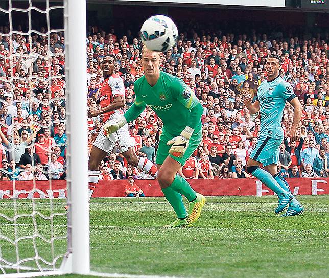 В матче против «Манчестер Сити» форвард сборной Англии Дэнни Уэлбек (в красно-белой форме) дебютировал в составе «Арсенала»
