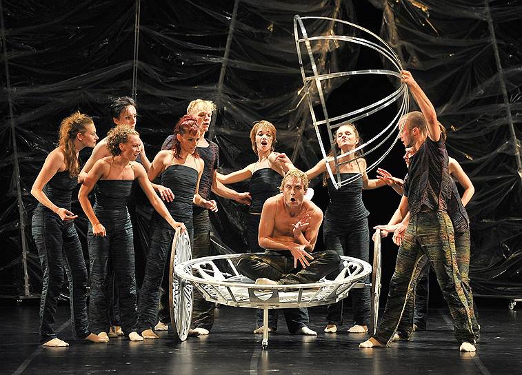 Итальянская «Фортуна» сильно воодушевила российских танцовщиков, особенно Данилу Исупова (в центре)