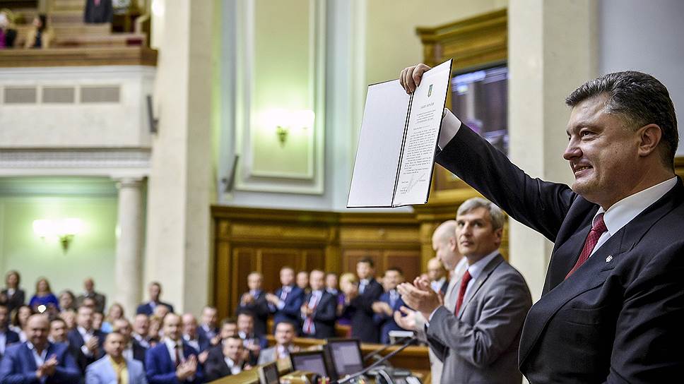 Президент Петр Порошенко поздравляет депутатов Верховной  рады с ратификацией соглашения об ассоциации с ЕС