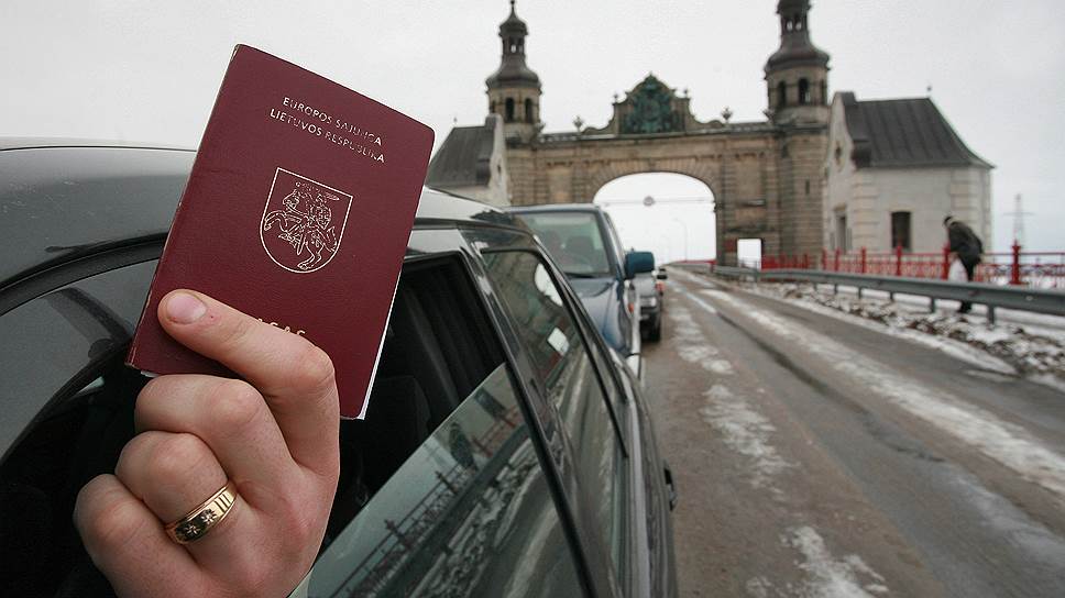 Как иностранные паспорта скрываются за границей