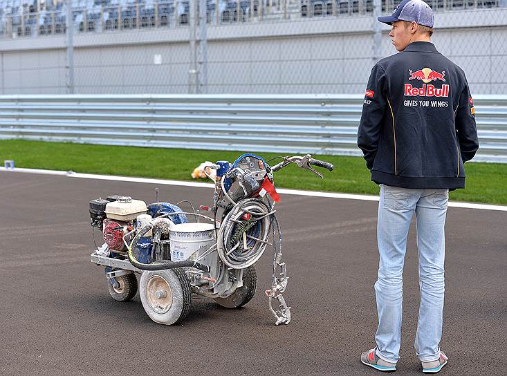 Российский гонщик Toro Rosso Даниил Квят удостоверился в том, что в Сочи все готово к проведению Гран-при России