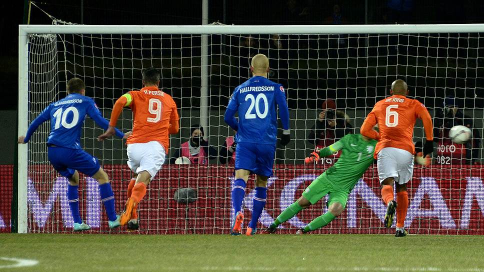 Полузащитник сборной Исландии Гилфи Сигурдссон (№10) забил оба мяча в ворота сборной Голландии