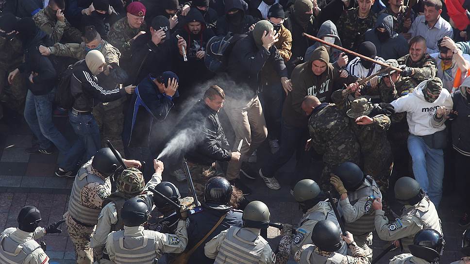 В ходе столкновений у стен Верховной рады пострадали 15 милиционеров, более 20 протестующих были арестованы