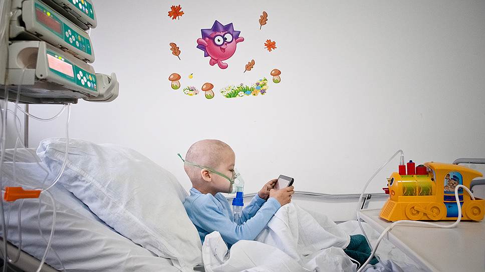 Сейчас в Гошином организме идет ожесточенная борьба своих клеток с «чужими». Чтобы эта битва не стала смертельной, врачи ослабили Гошин иммунитет до крайне низкого