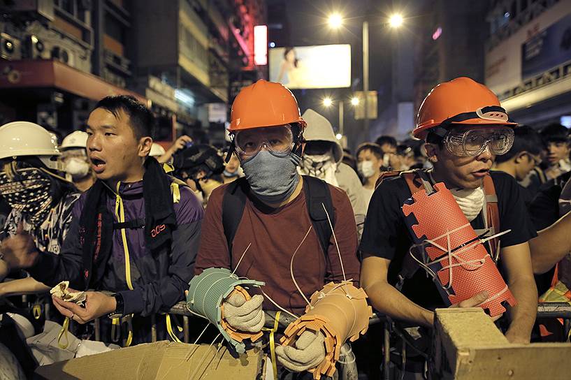 Вернувшиеся на улицы Гонконга активисты протестного движения полны решимости добиться отставки главы местной администрации