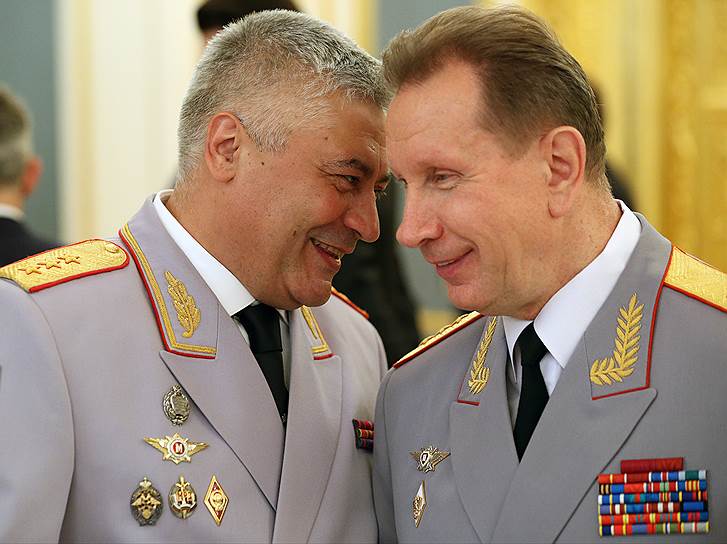 Владимир Колокольцев (слева) расширил круг полномочий своего первого заместителя Виктора Золотова (справа)