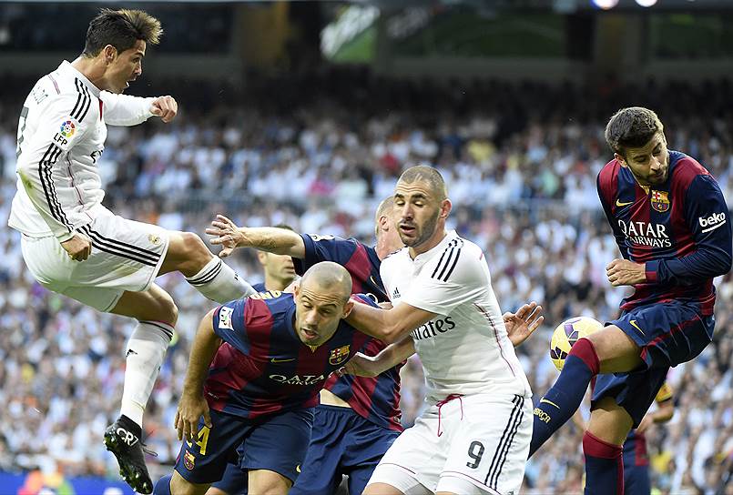 В матче против «Барселоны» Криштиану Роналду (крайний слева) забил свой 16-й гол в нынешнем чемпионате Испании и уверенно лидирует в списке бомбардиров