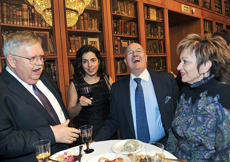 Гости (слева направо: Джон Теффт, исполнительный директор РЕК Анна Бокшицкая, бывший первый секретарь посольства Израиля в РФ Йосси Тавор, Дорит Голендер) выпили и закусили прямо в читальном зале
