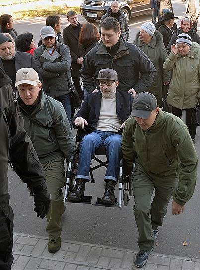 Мэр Харькова Геннадий Кернес прибыл на участок для голосования в инвалидном кресле, которое он не покидал после покушения в апреле