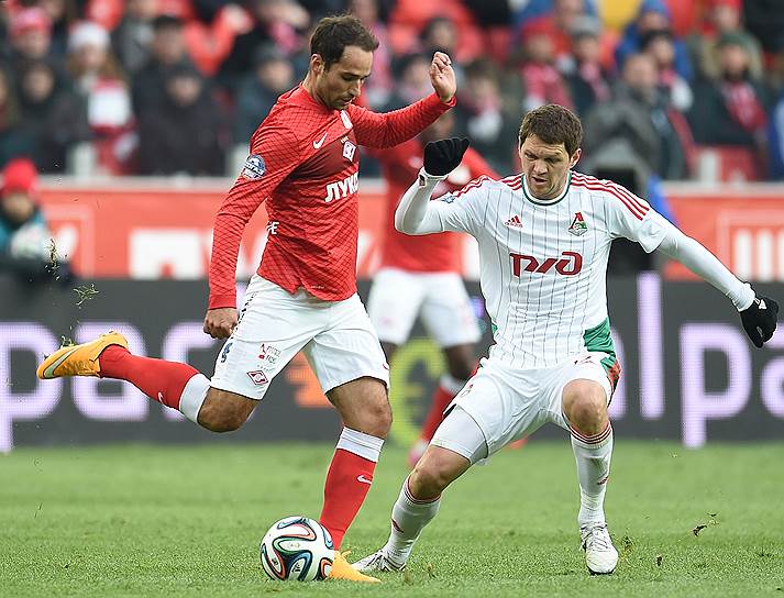 В дебютном матче за «Спартак» Роман Широков (слева) забил гол, но наладить командную игру не сумел