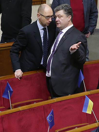 Новая правящая коалиция на Украине будет сформирована в результате личных договоренностей премьера Яценюка (слева) и президента Порошенко