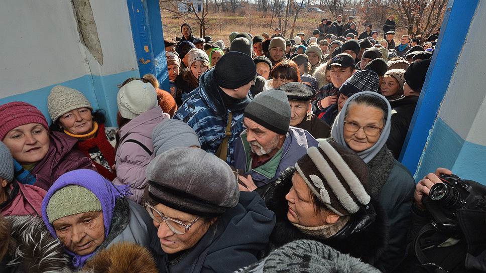 Выборы в органы власти самопровозглашенной Луганской Народной Республики (ЛНР). Очередь на избирательном участке