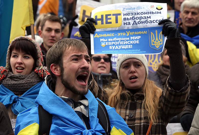 Митинг против выборов в ДНР прошел на майдане Незалежности (площади Независимости). Переселенцы из Донбасса и Луганской области протестуют против проведения голосования на Донбассе