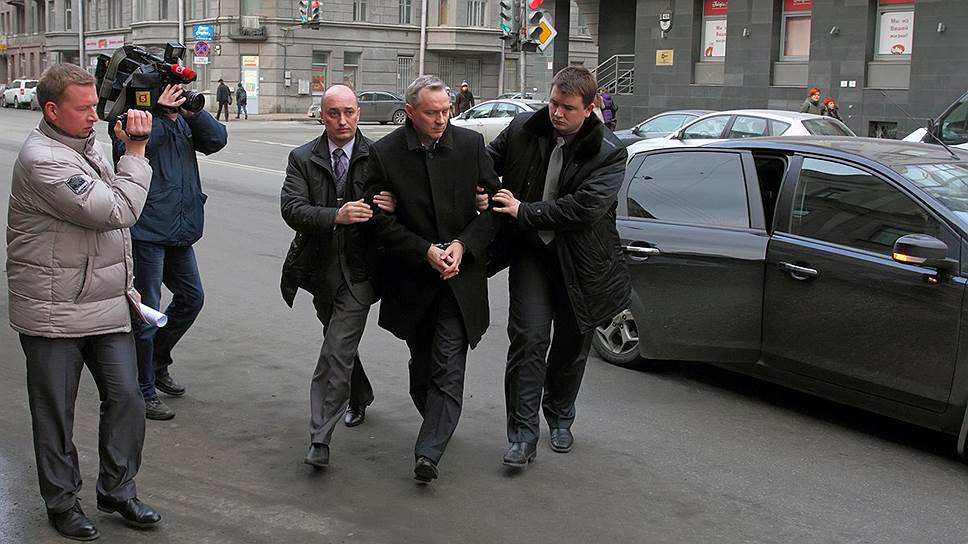 Директор Военно-морского музея Андрей Лялин (второй справа) во время ареста
