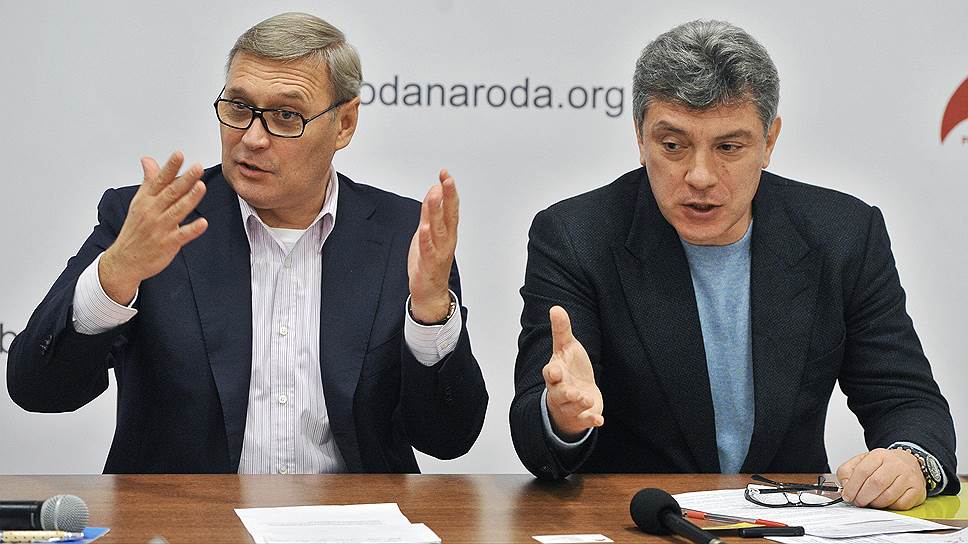 Сопредседатели оппозиционной Партии народной свободы (ПАРНАС) Михаил Касьянов (слева) и Борис Немцов (справа) 