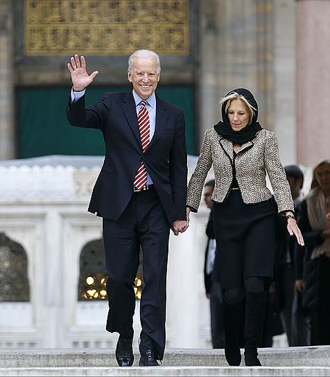 Вице-президент США Джо Байден с супругой Джил во время визита в Стамбул
