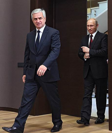 Президент Абхазии Рауль Хаджимба (слева) и президент России Владимир Путин подписали договор о союзничестве