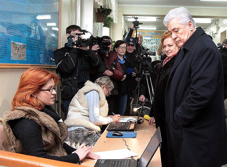 Лидер партии коммунистов Молдавии Владимир Воронин (справа) во время голосования на парламентских выборах в Молдавии на одном из избирательных участков