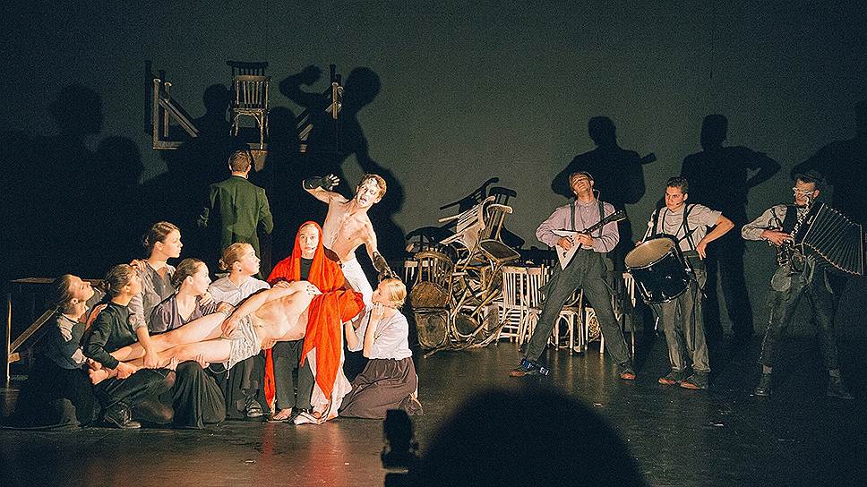 Не только люди, но и столы со стульями вовлечены в постановке петербургского режиссера Максима Диденко в текучий танец