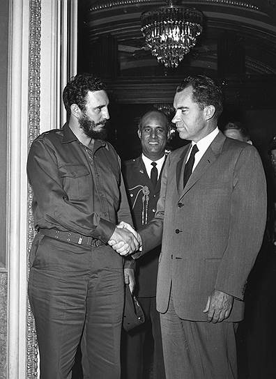 Кубинские лидеры здороваются с руководителями США не чаще чем раз в полвека: в 1960 году Фидель Кастро пожал руку вице-президенту Ричарду Никсону, а в 2013 году Рауль Кастро поприветствовал Барака Обаму