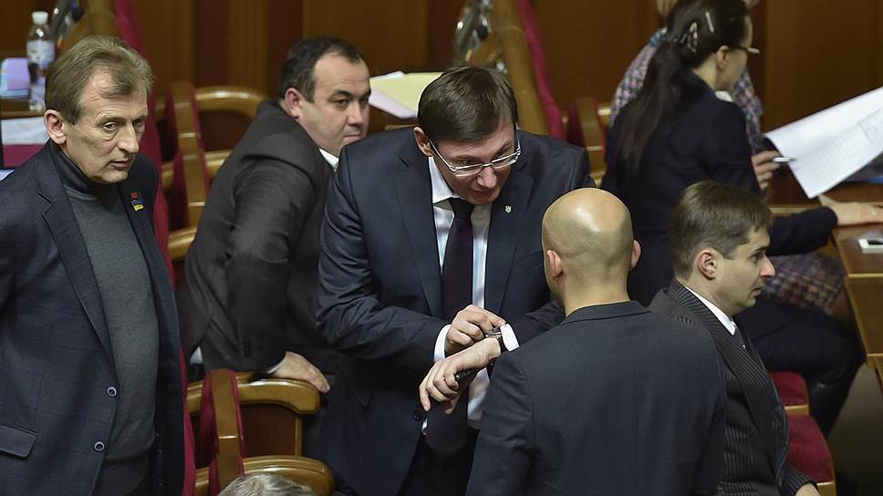 Украинские депутаты слагают с себя неприкосновенность
