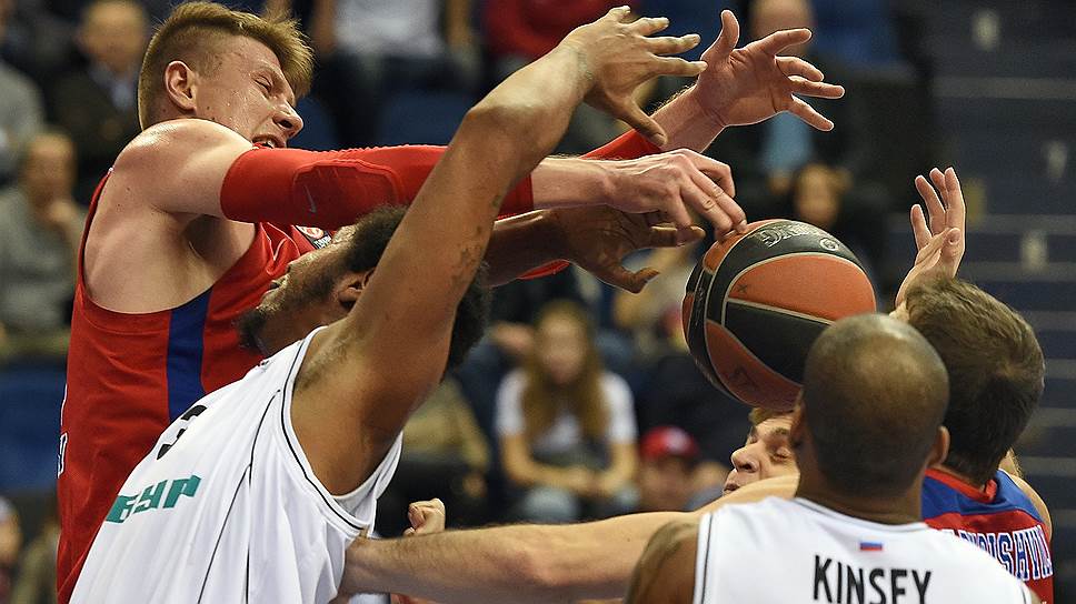Баскетболисты ЦСКА (слева — в красной форме Андрей Воронцевич, набравший 22 очка) столкнулись с ожесточенным сопротивлением «Нижнего Новгорода»