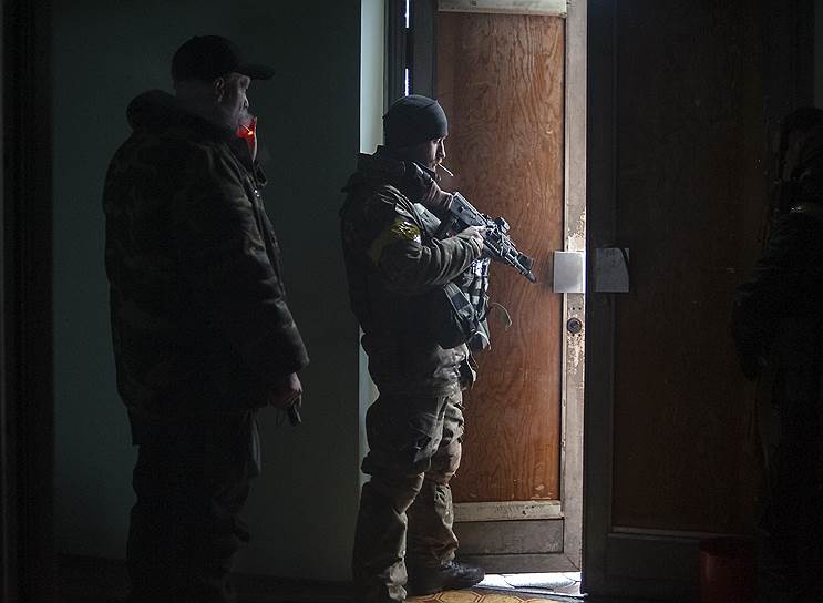 В Совете национальной безопасности и обороны Украины вчера сообщили, что силы ДНР пытались захватить Санжаровку и Нижнее Лозовое -- населенные пункты севернее Дебальцево, контроль над которыми позволит перерезать трассу на Артемовск