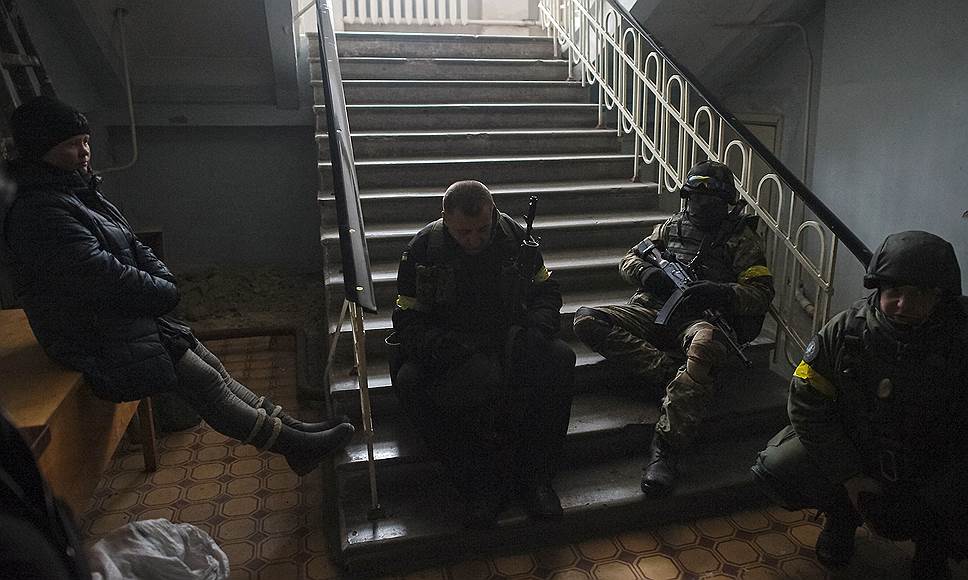При этом военные утверждают, что прилегающие к трассе населенные пункты остаются под контролем Украины и замкнуть котел вокруг Дебальцево ДНР не удается