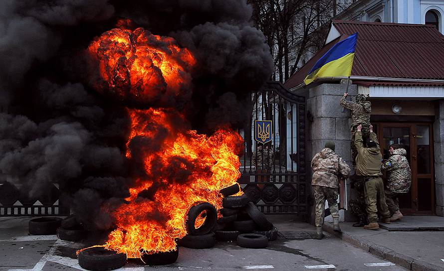 Пока на востоке Украины идут бои, в Киеве недовольные «ветераны АТО» жгут покрышки, грозя властям новым Майданом