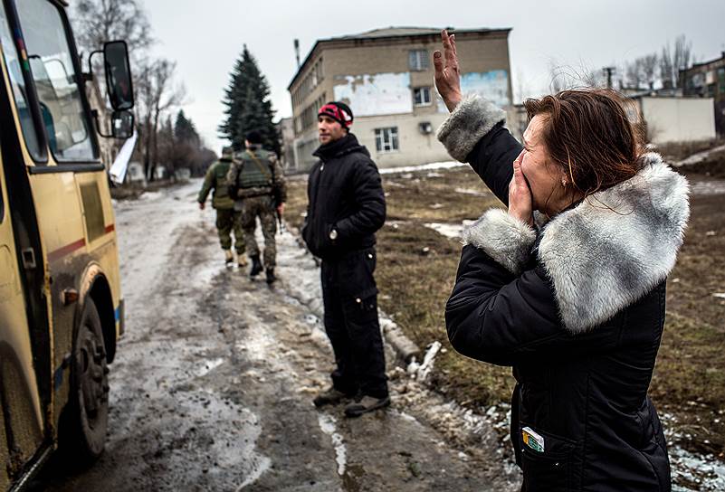 В Совете национальной безопасности и обороны Украины 2 февраля сообщили, что силы ДНР пытались захватить Санжаровку и Нижнее Лозовое -- населенные пункты севернее Дебальцево, контроль над которыми позволит перерезать трассу на Артемовск. При этом военные утверждают, что прилегающие к трассе населенные пункты остаются под контролем Украины и замкнуть котел вокруг Дебальцево ДНР не удается
