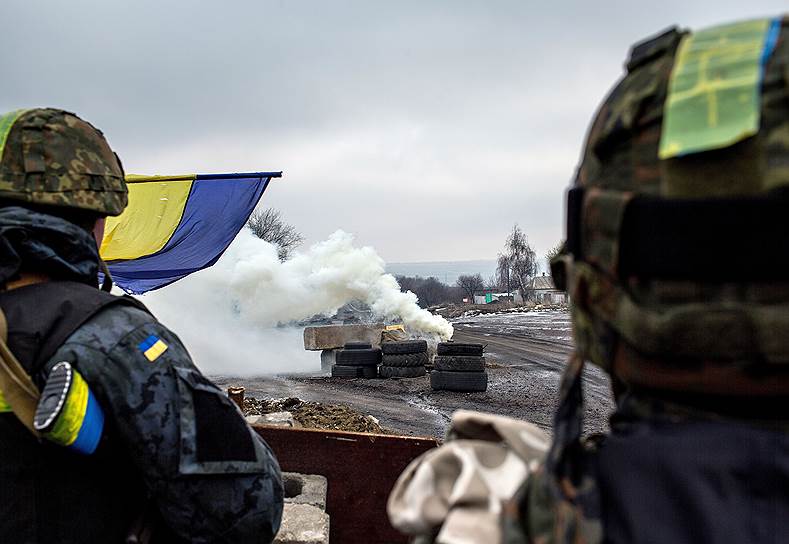 Ополченцы самопровозглашенной Луганской республики заявили, что атаковали колонну украинских военных с воздуха. Были атакованы идущие в колонне бронемашины и грузовики с живой силой. О потерях ВС Украины точных данных пока нет