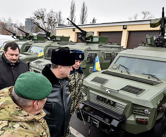 Подписав мирные соглашения, президент Петр Порошенко по-прежнему вынужден думать о войне