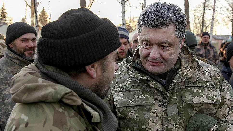 Президент Петр Порошенко решил лично встретить покинувших Дебальцево украинских военных
