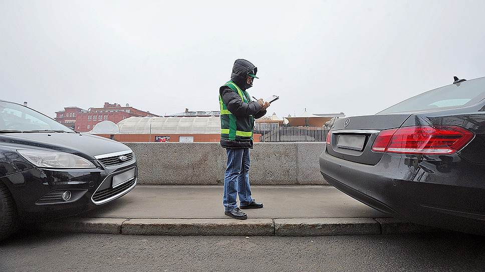 По данным Генпрокуратуры, сотрудники МАДИ, выявляя нарушителей правил парковки, сами допускали нарушения