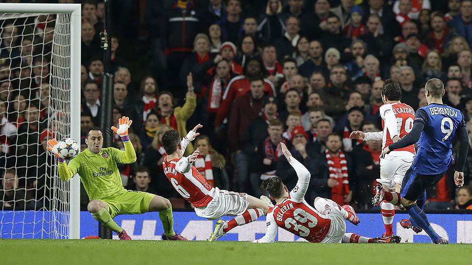 Форвард «Монако» Димитар Бербатов (№9) забивает второй мяч в ворота «Арсенала»