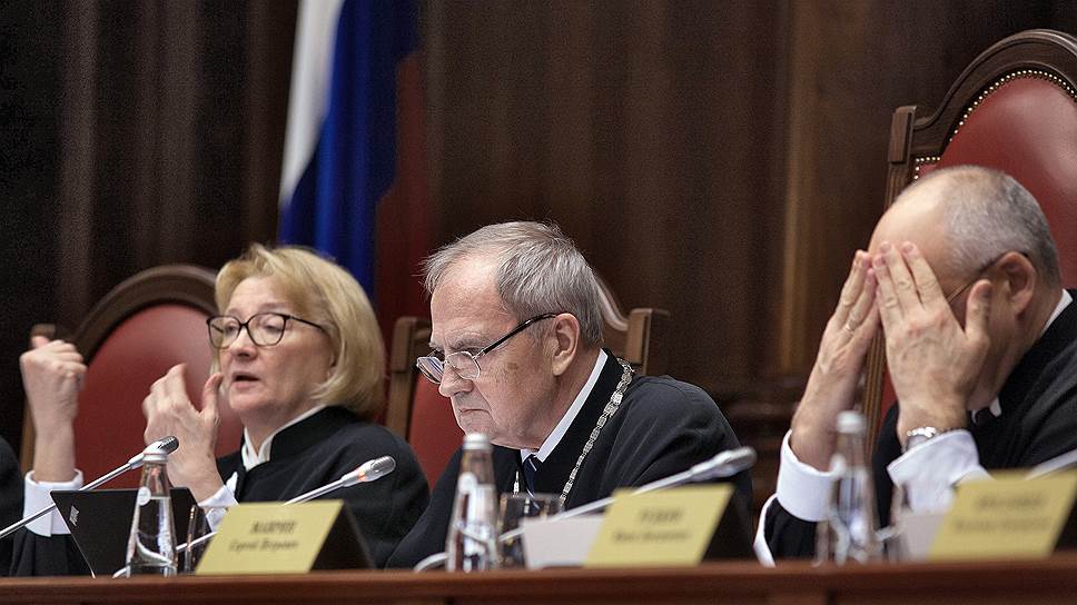 Председатель КС России Валерий Зорькин (в центре) разберется с ненормативной перепиской ведомств