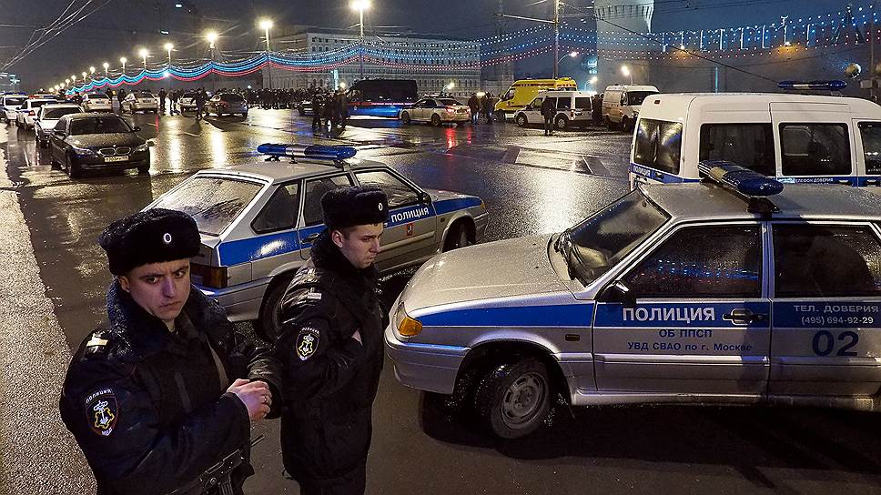 Место убийства сопредседателя политической партии &amp;quot;РПР-ПАРНАС&amp;quot; Бориса Немцова, который был застрелен в ночь с пятницы на субботу на Большом Москворецком мосту