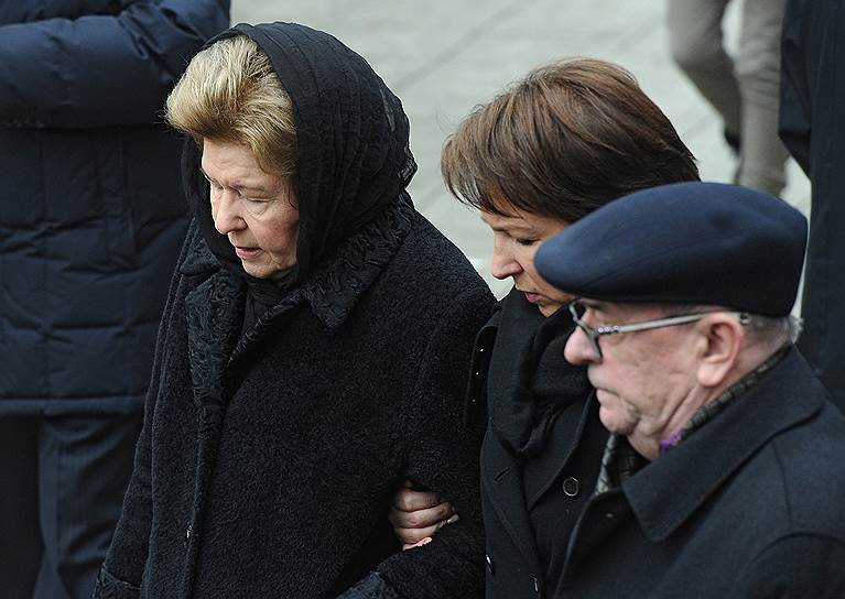 Вдова первого президента России Наина Ельцина и его дочь Татьяна Юмашева прощались с Борисом Немцовым много часов