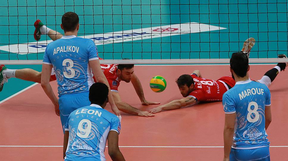 Волейболисты «Зенита» (в голубой форме) в первом матче с «Халкбанком» не испытали никаких трудностей