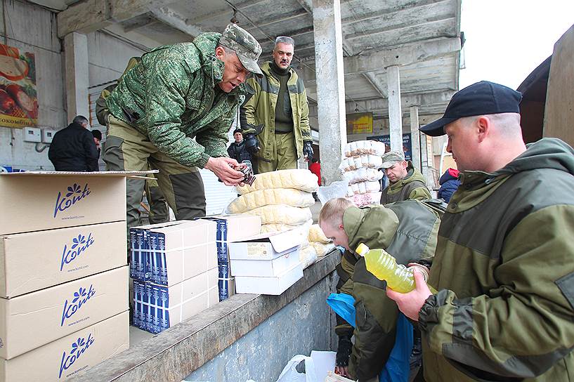 Бойцы миротворческого добровольного батальона &amp;quot;Ангел&amp;quot; приобретают продукты питания первой необходимости, предназначенные в качестве гуманитарной помощи, на рынке г. Луганска