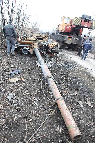 Утилизация уничтоженной военной техники, в окрестностях с. Чернухино Луганской области