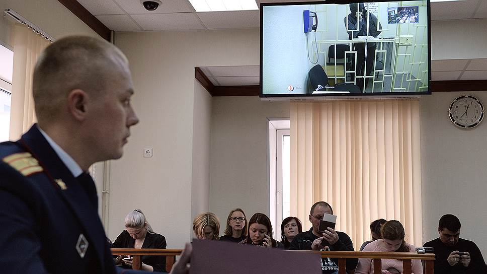 Подозреваемый в убийстве политика Бориса Немцова Шадид Губашев (на экране телевизора) на заседании Мосгорсуда, где прошло рассмотрение законности ареста обвиняемых по этому делу