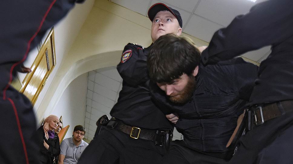 Обвиняемый в убийстве Бориса Немцова требует повторного допроса
