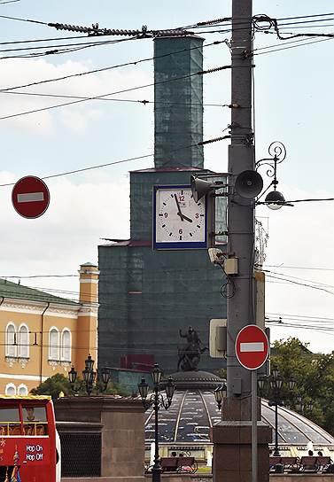 Оставить автомобиль в центре Москвы по прежним расценкам теперь можно лишь на час — дольше стоять придется уже по повышенной ставке